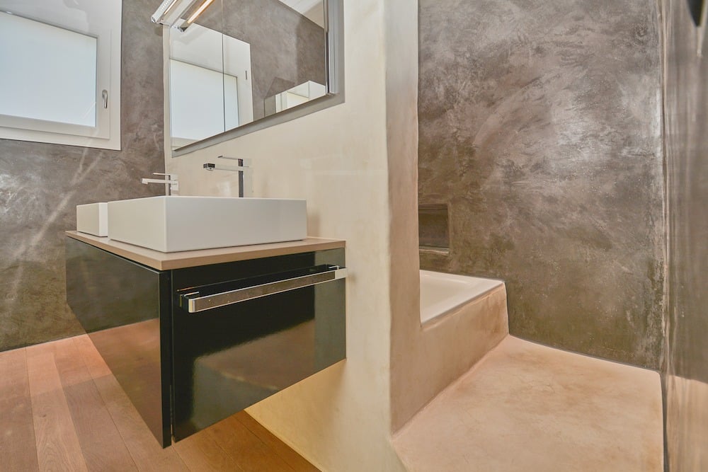 Modernes Badezimmer mit Naturputz und Glasdusche