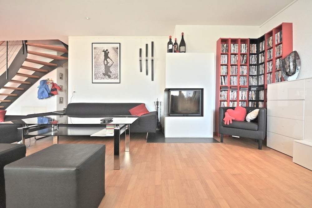 Offener Wohnbereich mit Kamin und Treppe