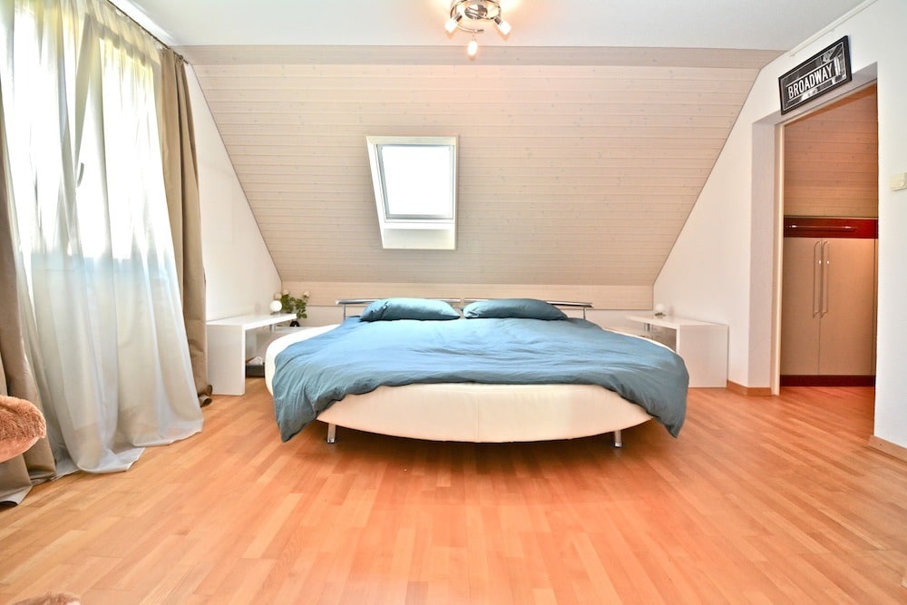 Helles Schlafzimmer mit Dachschräge