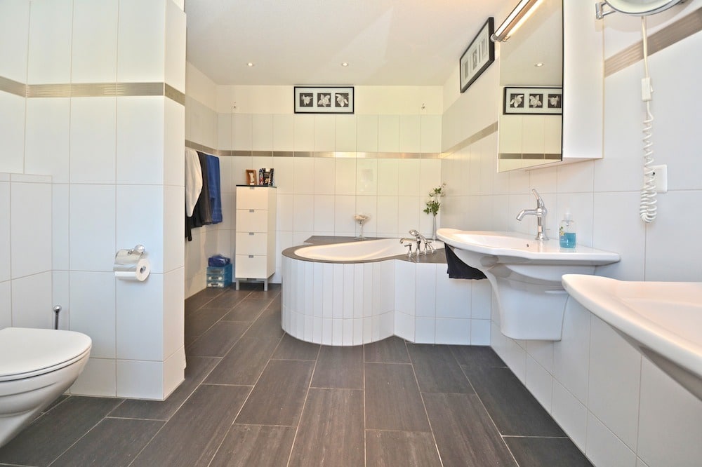 Modernes Badezimmer mit Wanne und Doppelwaschtisch