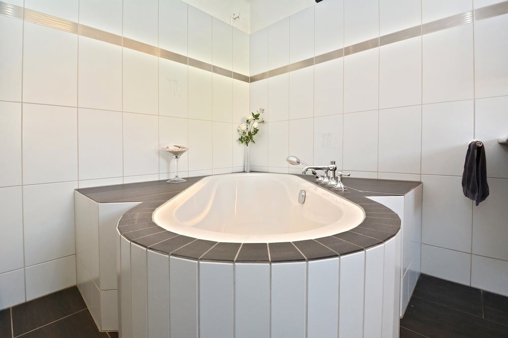 Modernes Badezimmer mit eingelassener Eckbadewanne