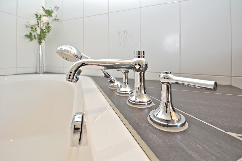 Badezimmerdetail mit Wannenarmatur