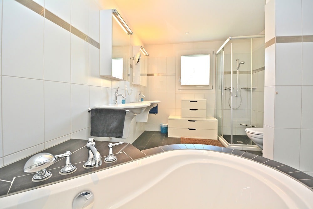 Modernes Badezimmer mit Badewanne und Dusche