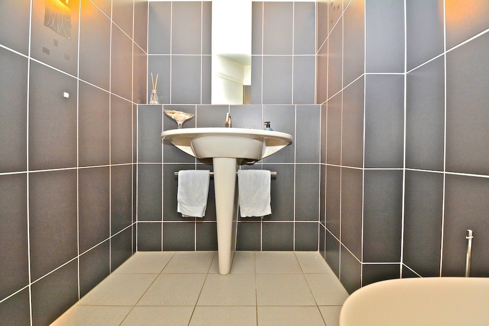 Gäste-WC mit modernem Waschtisch