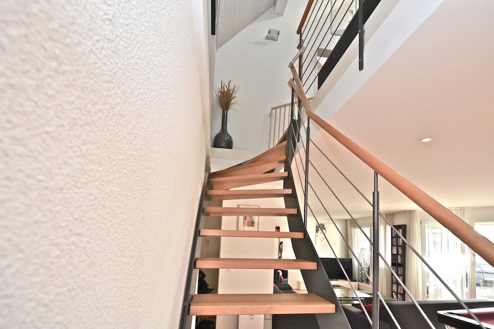 Offene Treppe im modernen Innenraum