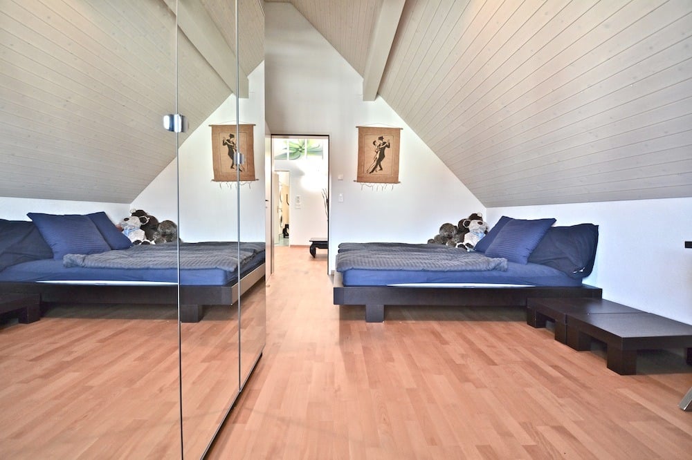 Dachgeschoss-Schlafzimmer mit zwei Einzelbetten