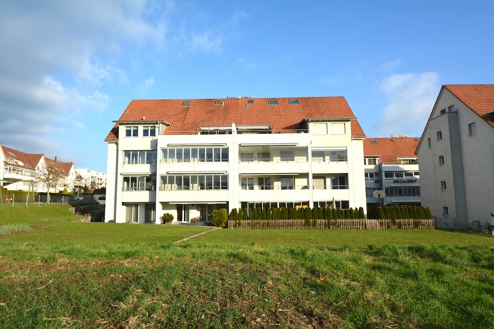 Mehrfamilienhaus mit Satteldach und Balkonfront