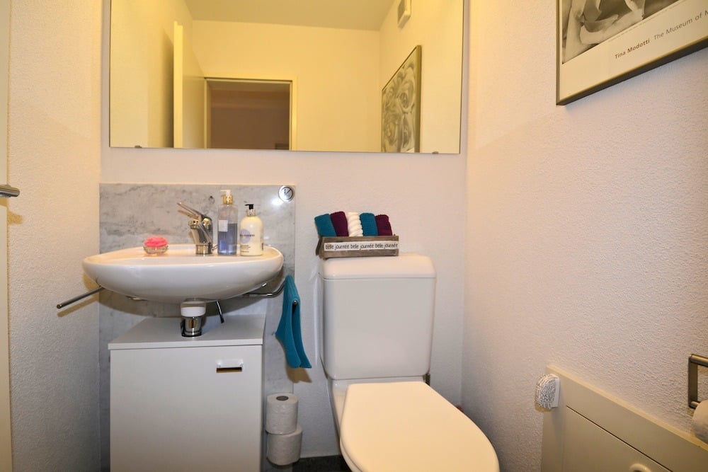 Gäste-WC mit Waschbecken und Toilette
