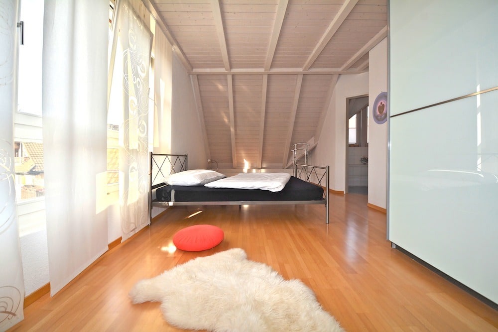 Helles Schlafzimmer mit Dachschrägen
