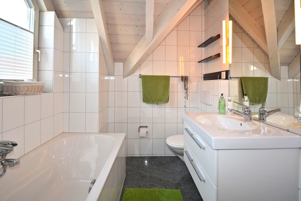Badezimmer mit Dachschräge