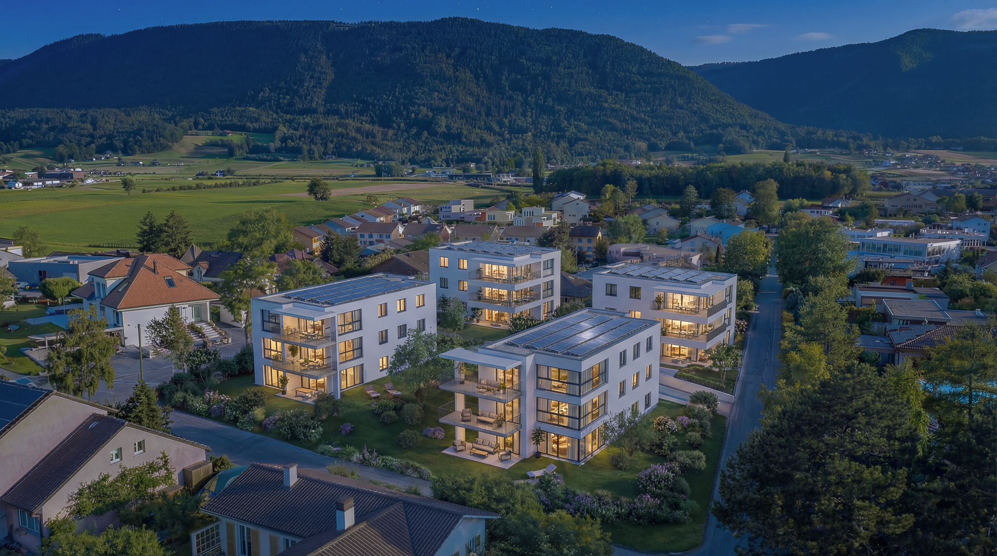 Luftaufnahme eines modernen Wohnquartiers im Tal