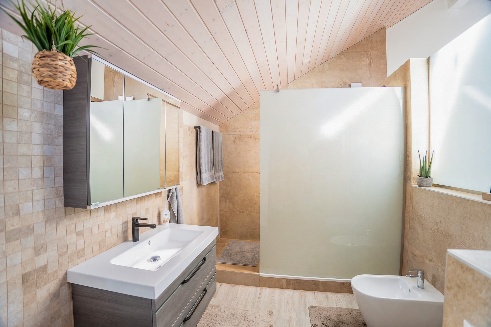 Modernes Badezimmer mit Dachschräge