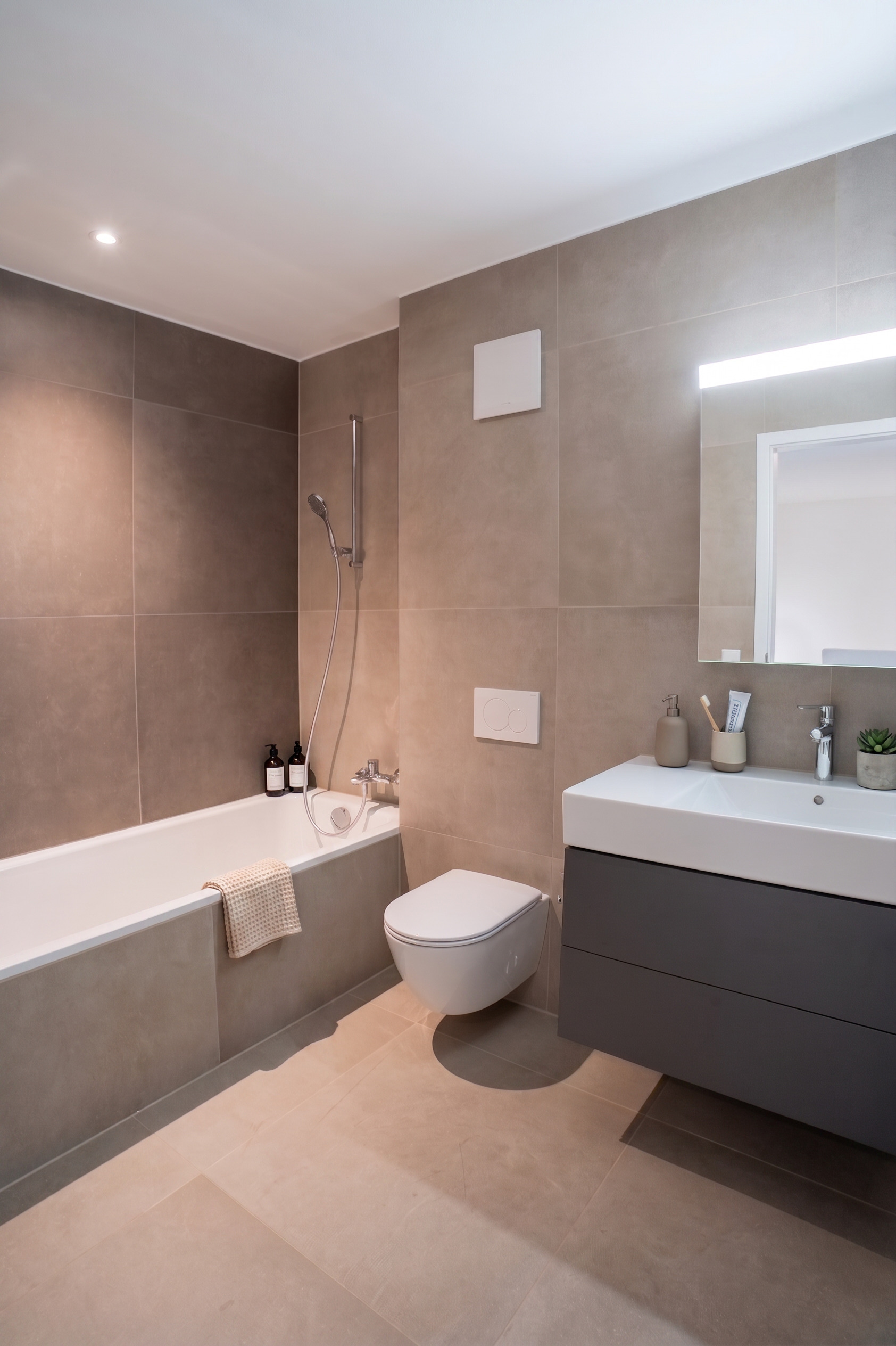 Modernes Badezimmer mit Wanne, WC und Waschtisch