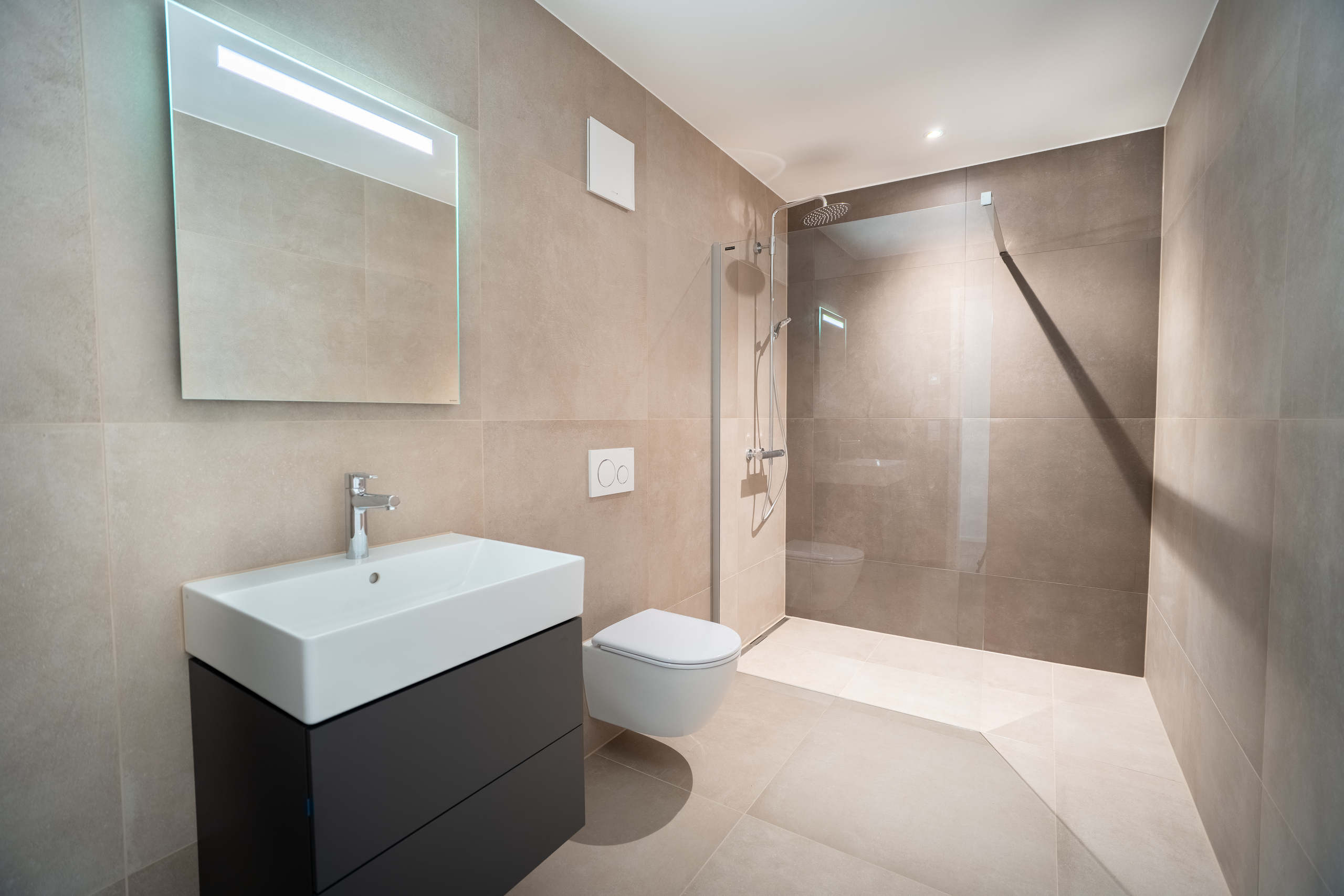 Modernes Badezimmer mit Walk-in-Dusche