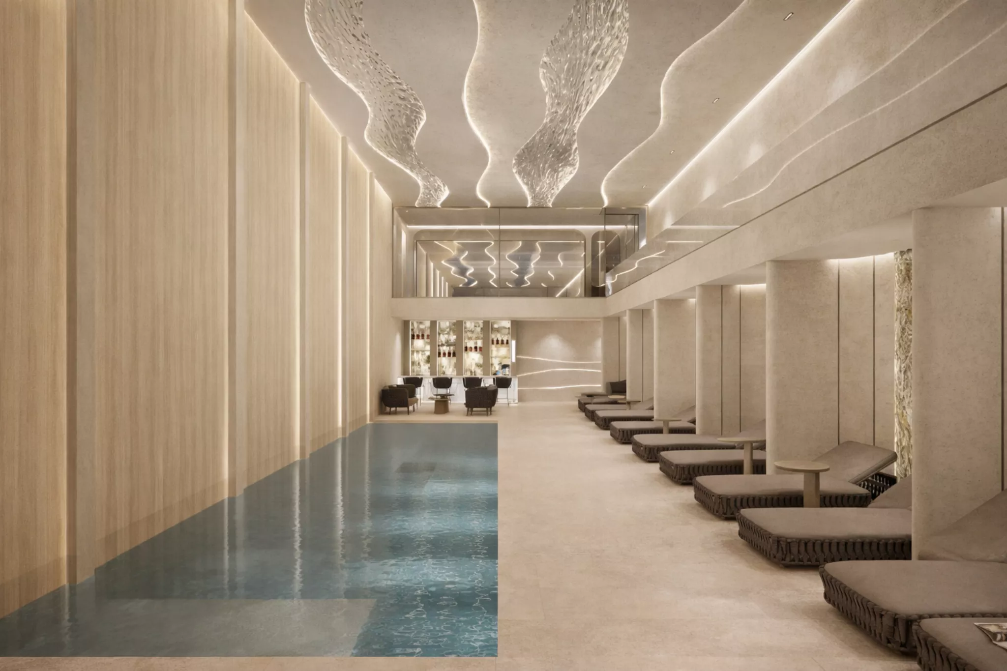 Luxuriöser Wellnessbereich mit Innenpool und Liegen