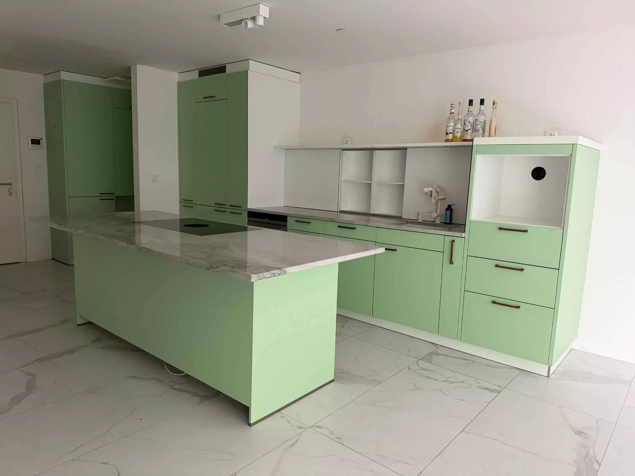 Wunderschöne 31⁄2-Zimmerwohnung im 3. Stock mit großer Loggia und Parkplatz, im Stadtzentrum – Yverdon-les-Bains