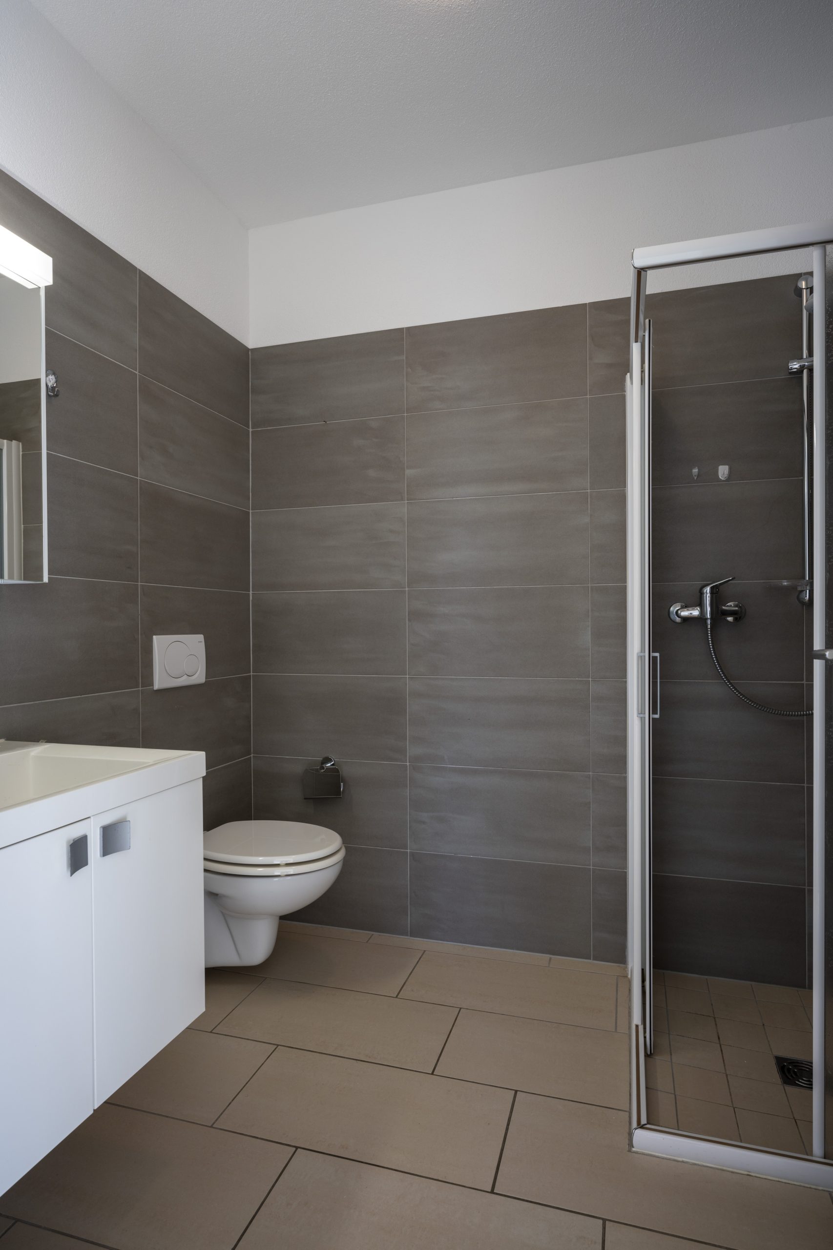 Modernes Bad mit Dusche und WC
