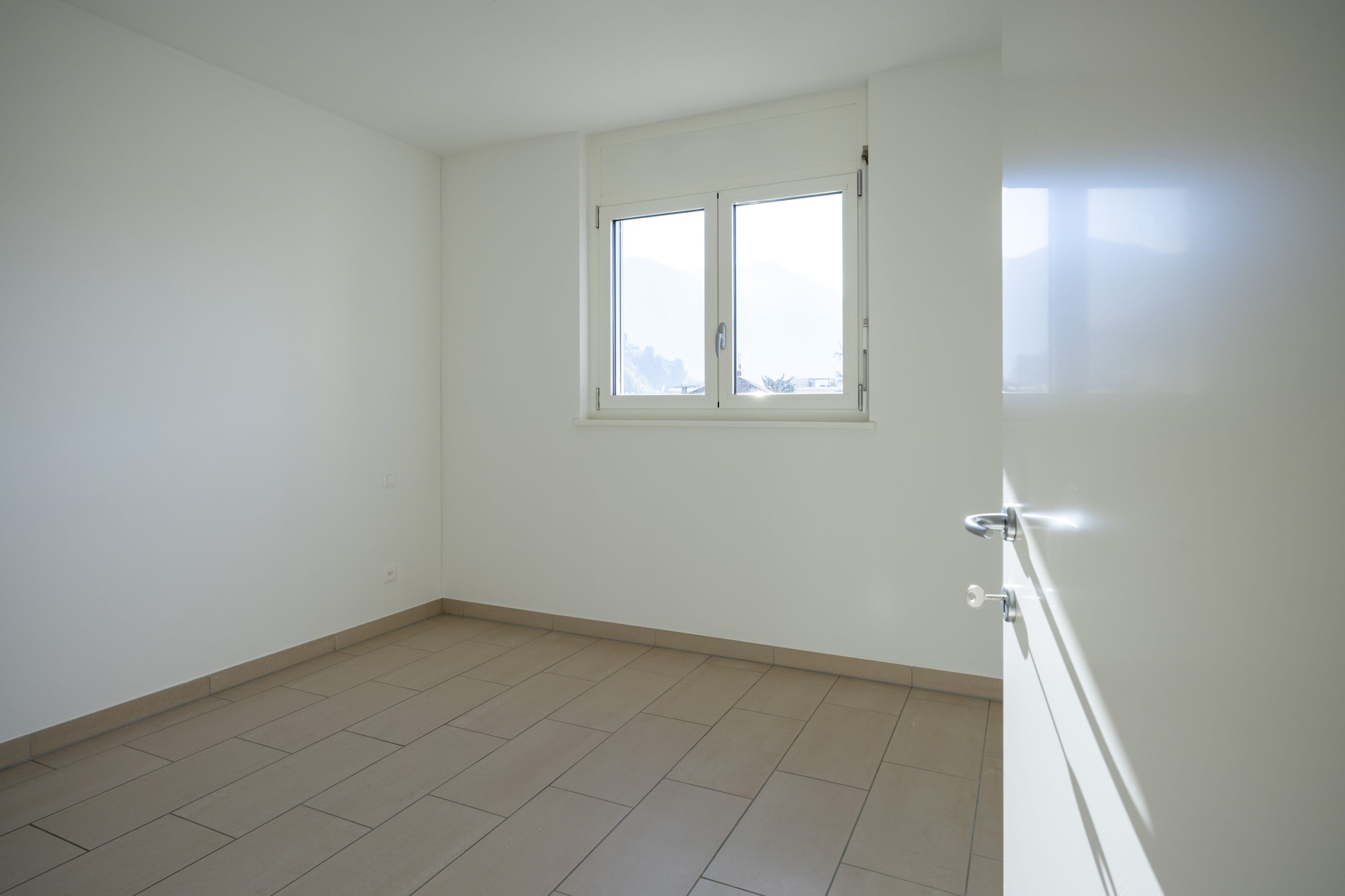 Heller leerer Raum mit Fenster