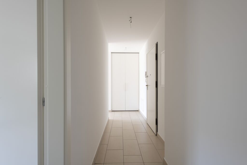 Heller Flur mit Einbauschrank
