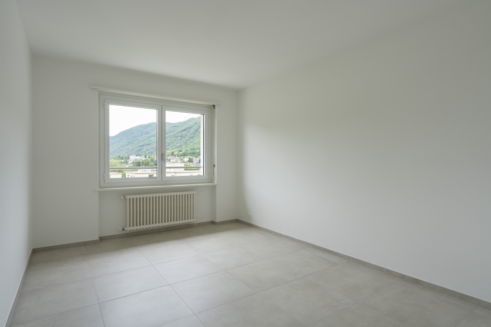Leerer heller Raum mit Bergblick