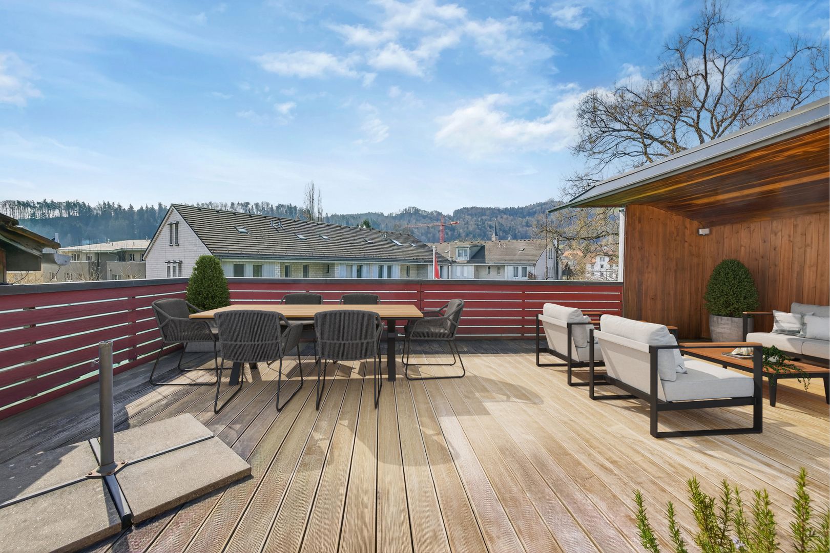 Großzügige Dachterrasse mit Sitzgruppe