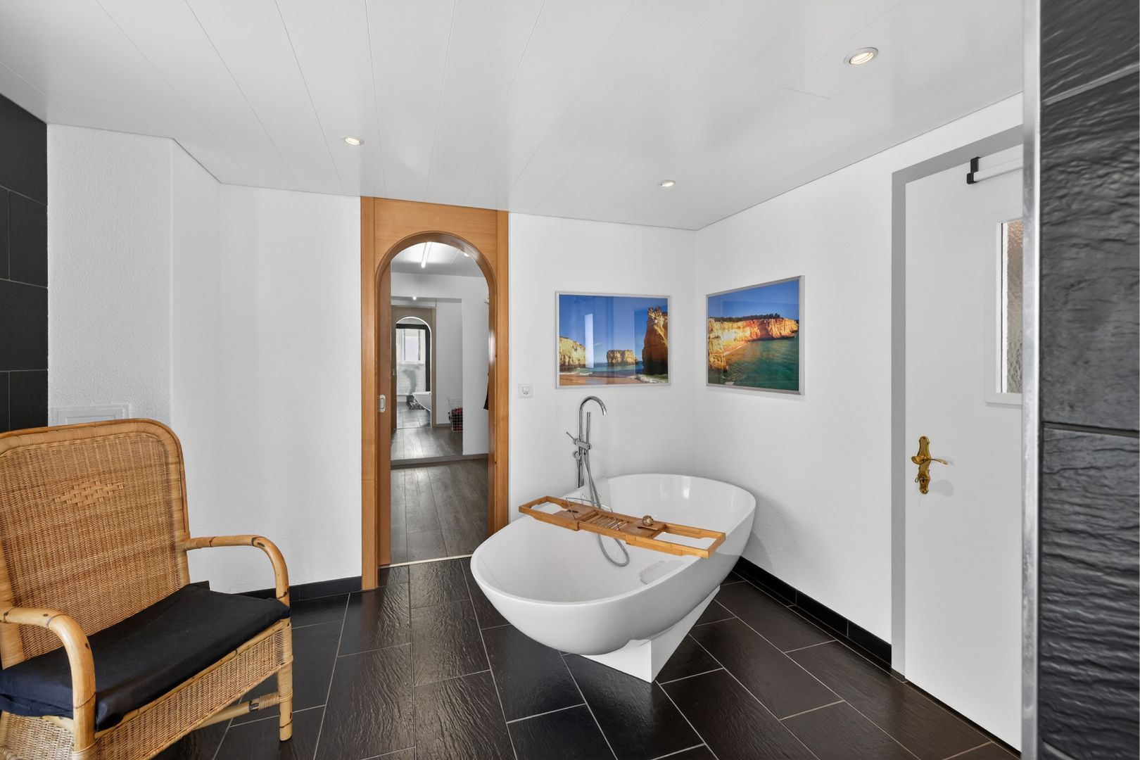 Modernes Bad mit freistehender Wanne