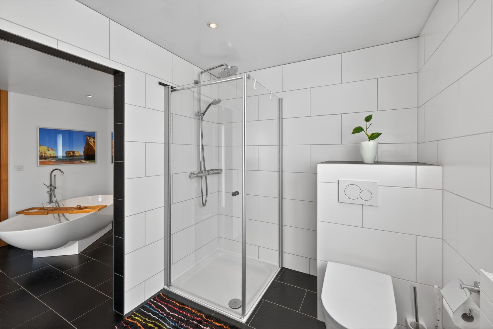 Modernes Badezimmer mit Dusche und Badewanne