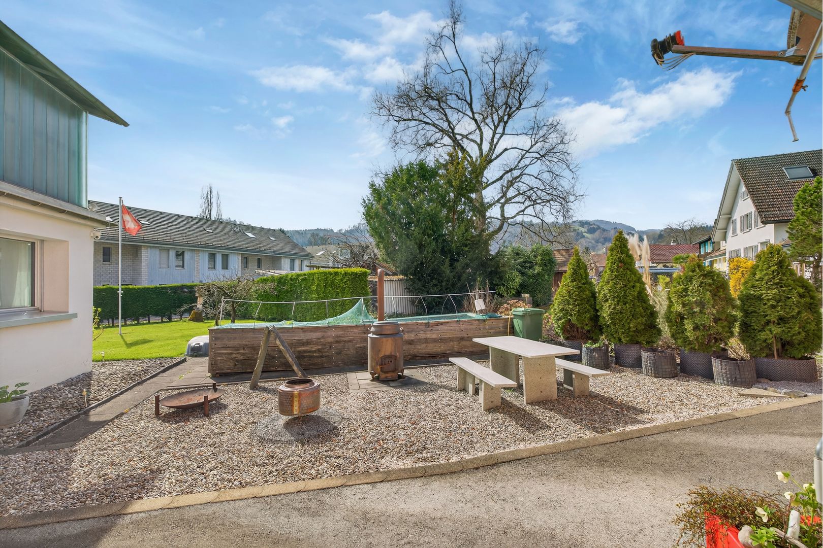 Garten mit Sitzplatz und Feuerstellen