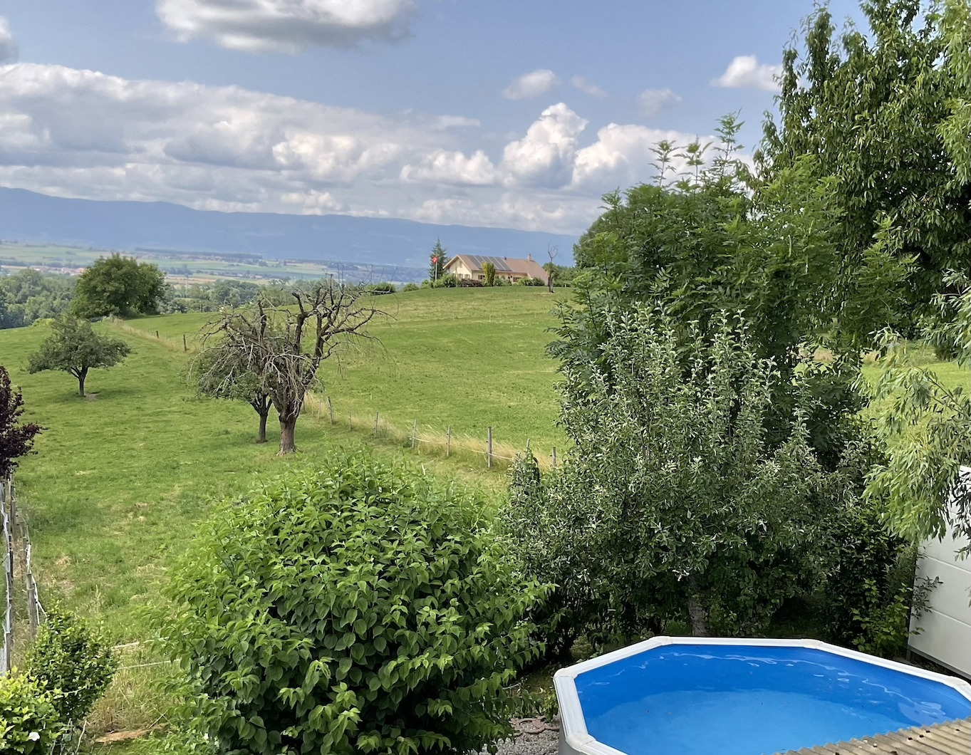 Ländliche Garten- und Landschaftsaufnahme mit Pool