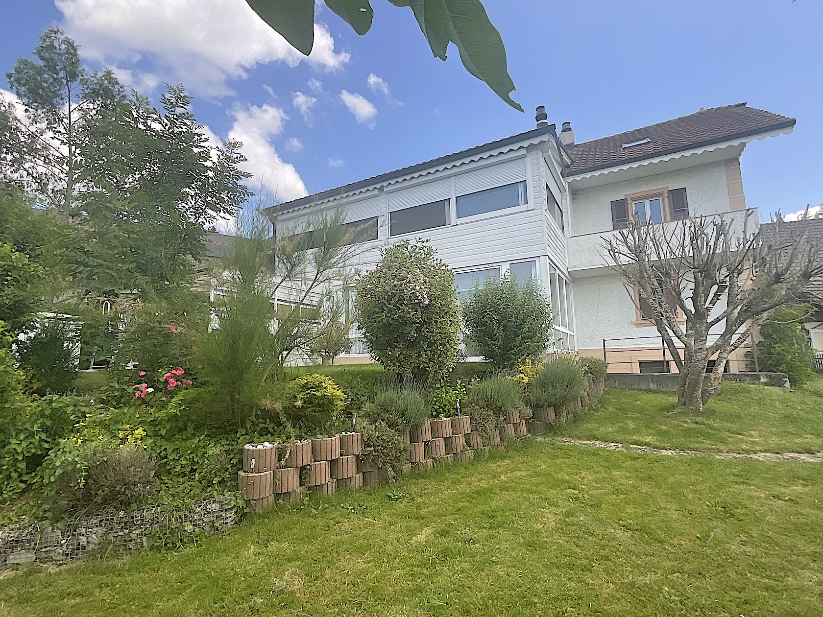 Wohnhaus mit gepflegtem Garten