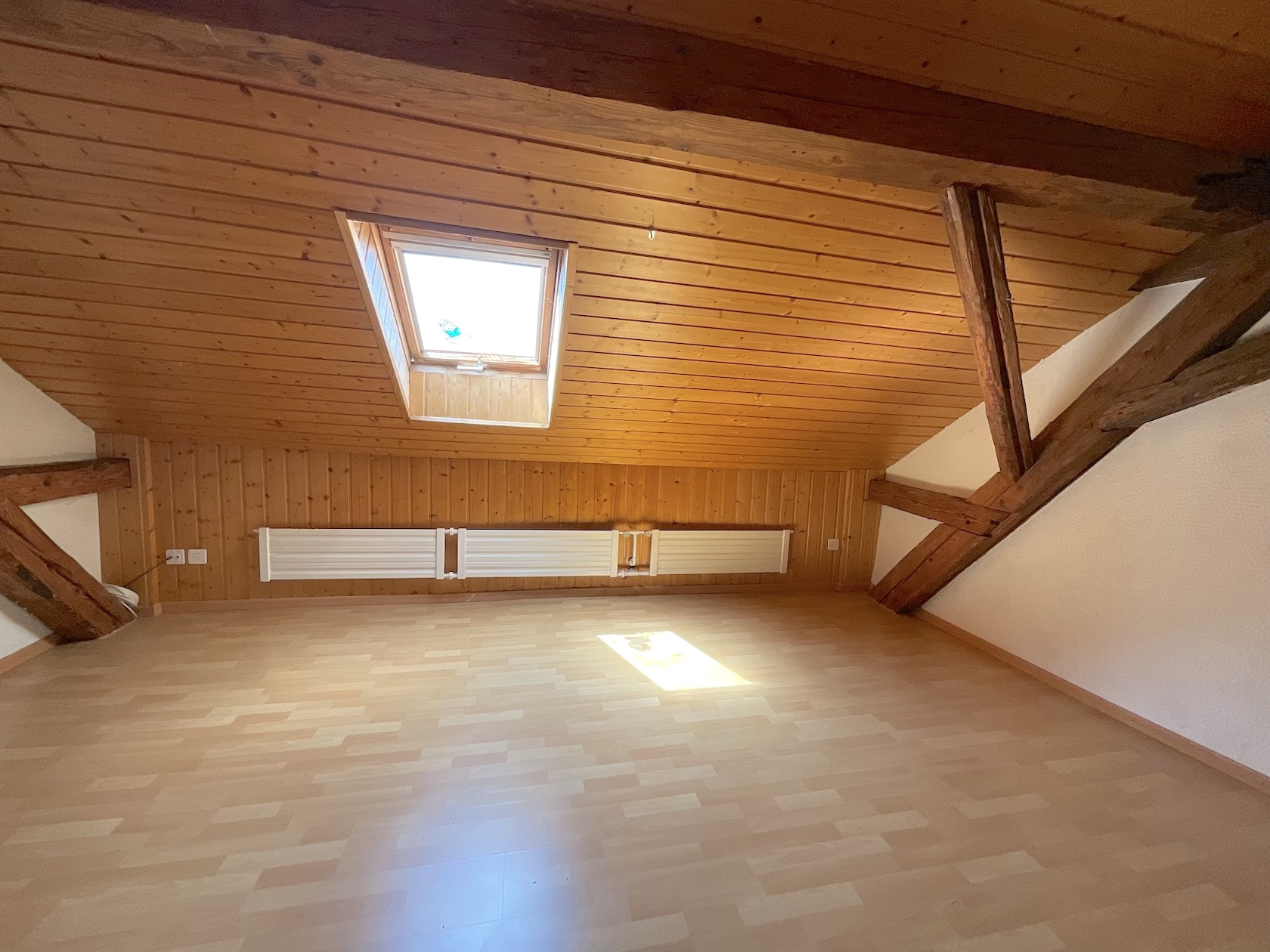 Dachgeschossraum mit Holzverkleidung