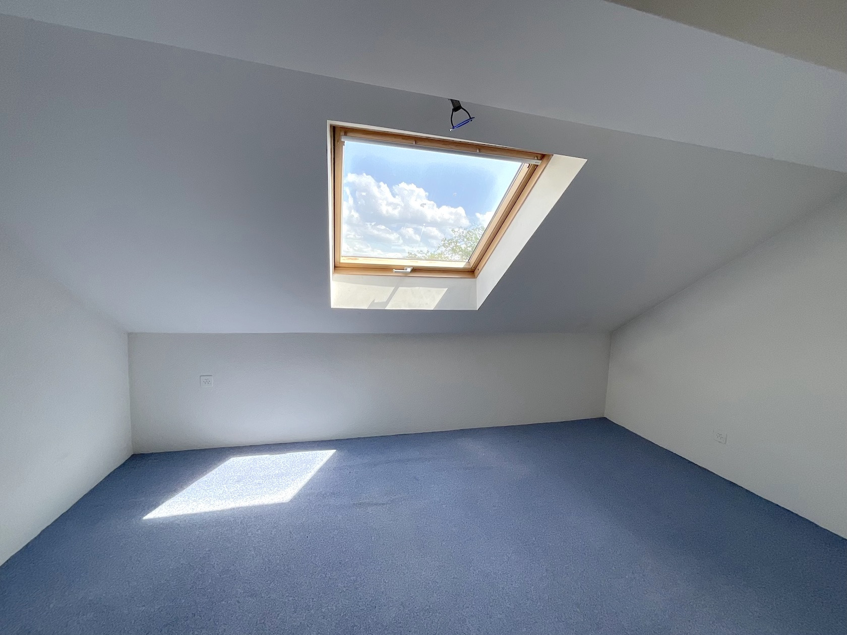 Dachgeschossraum mit Dachfenster