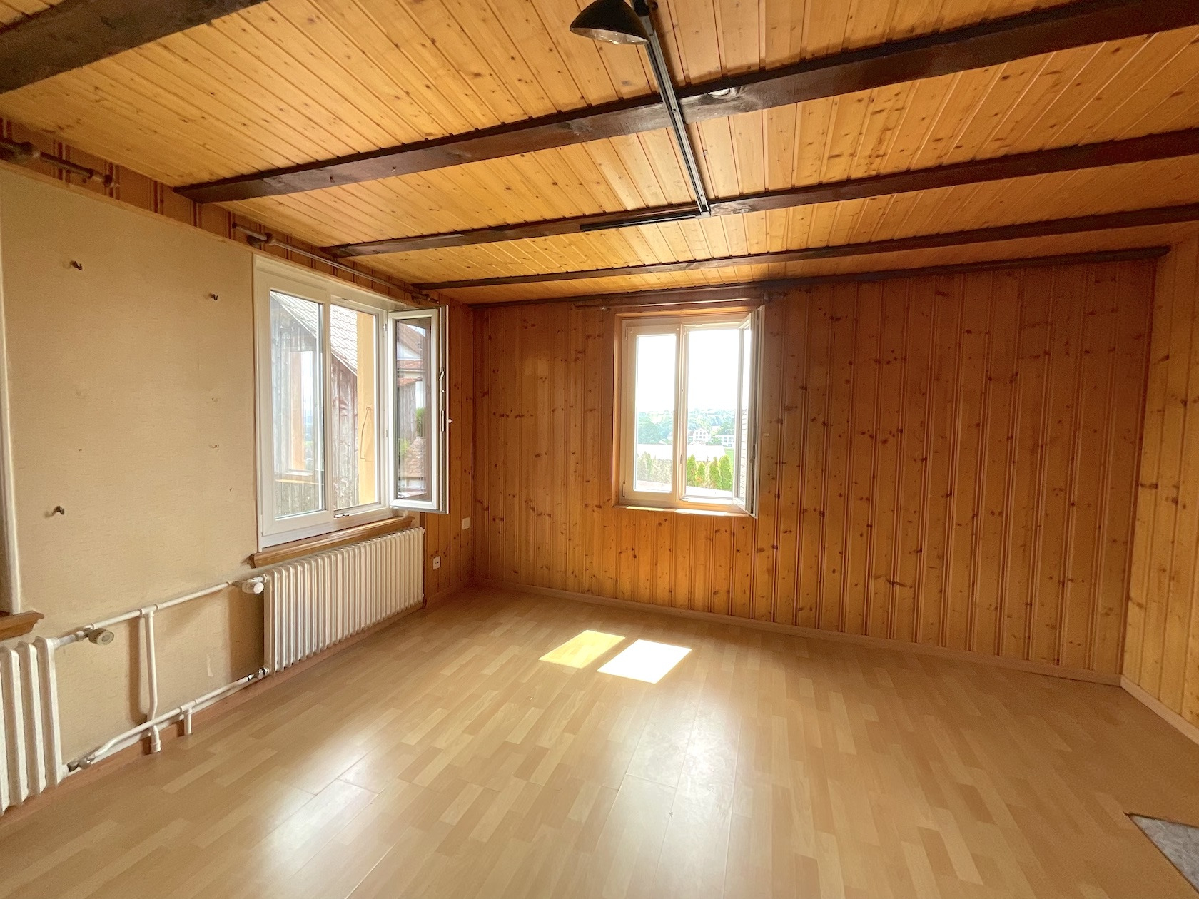 Holzvertäucherter leerer Raum mit Dachbalken