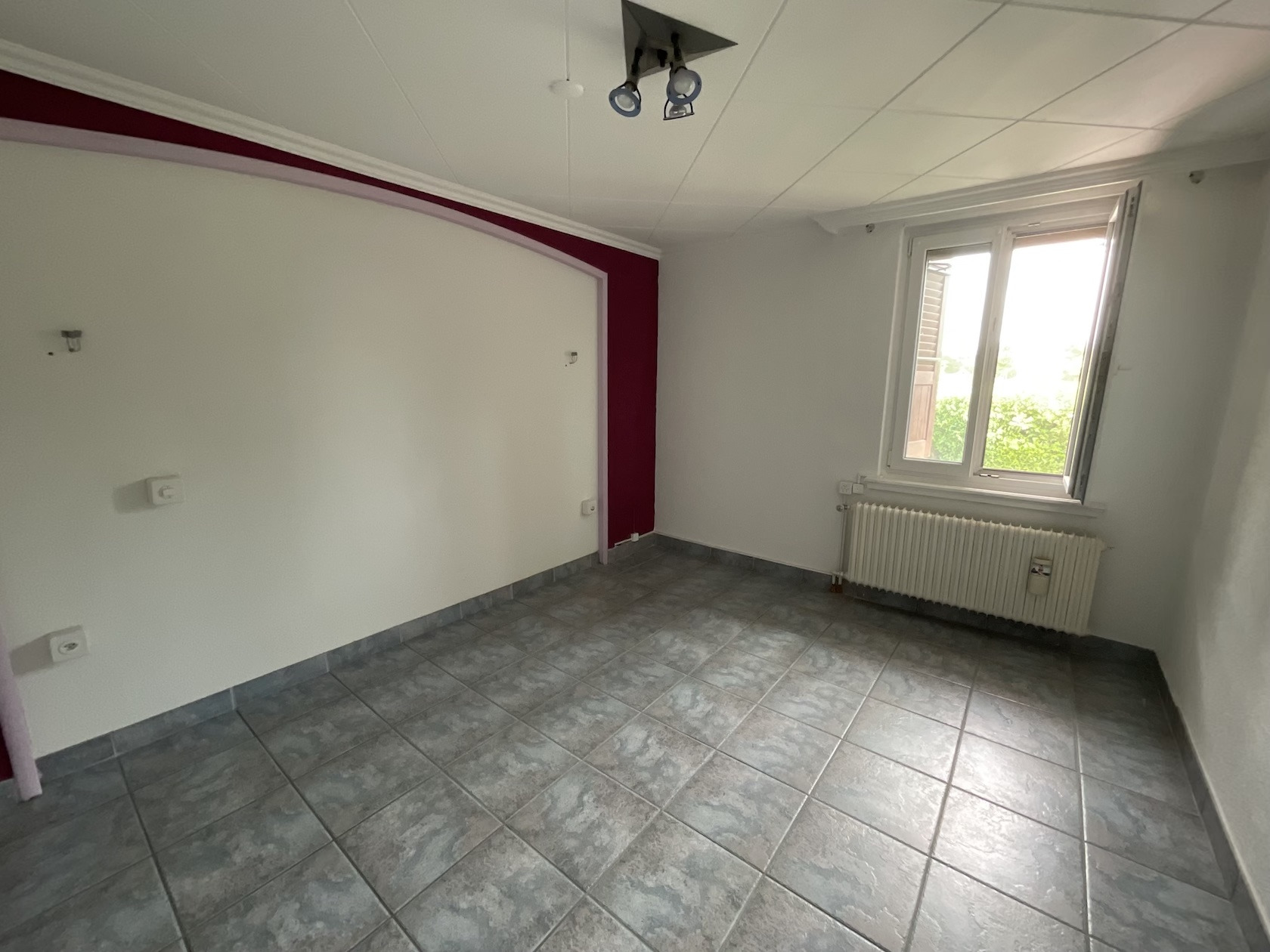 Leeres Zimmer mit Fliesenboden