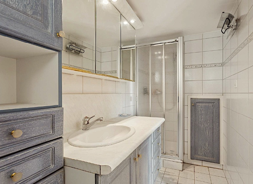 Helles Badezimmer mit Waschtisch und Dusche