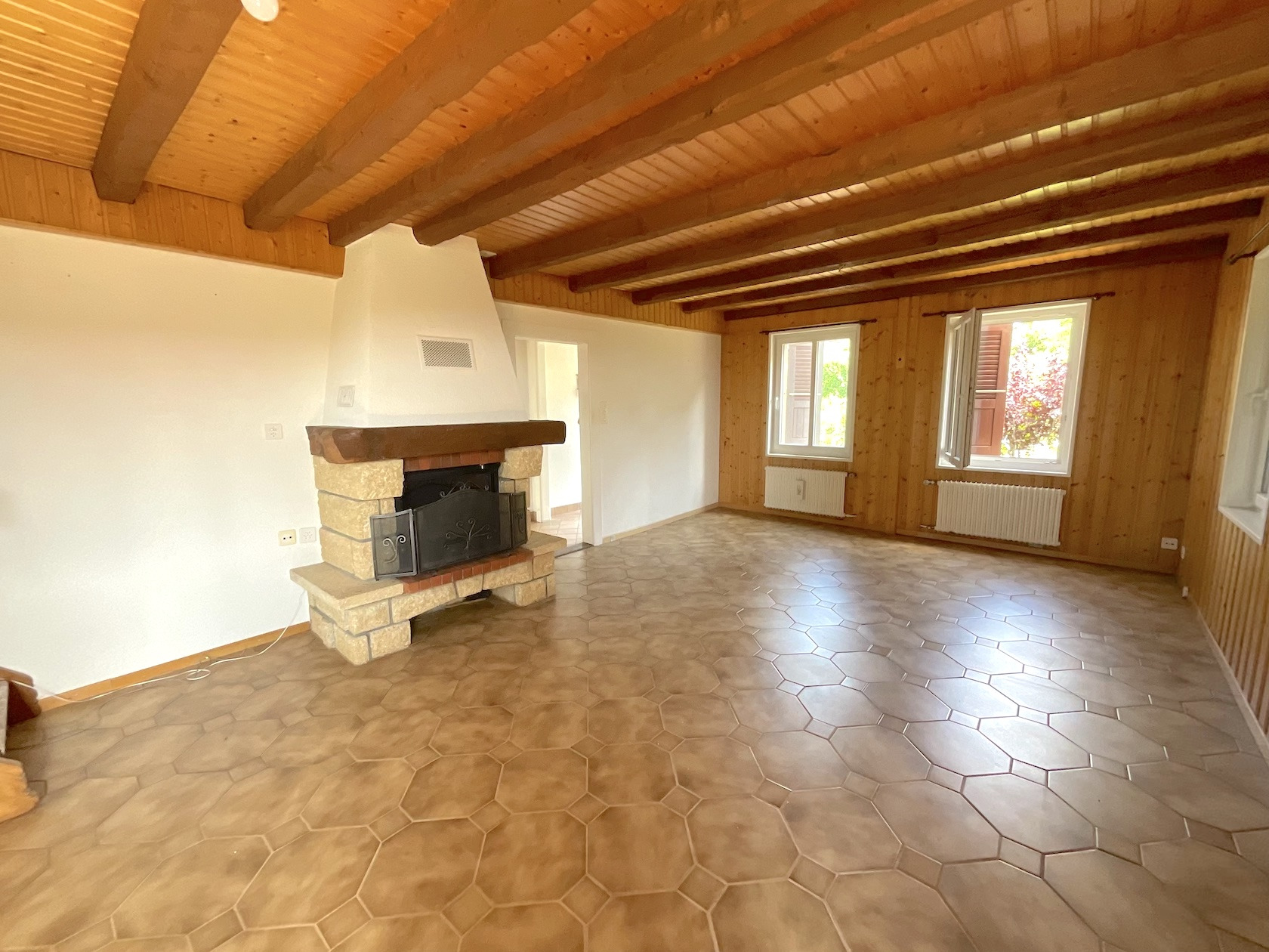 Wohnzimmer mit Kamin und Holzdecke