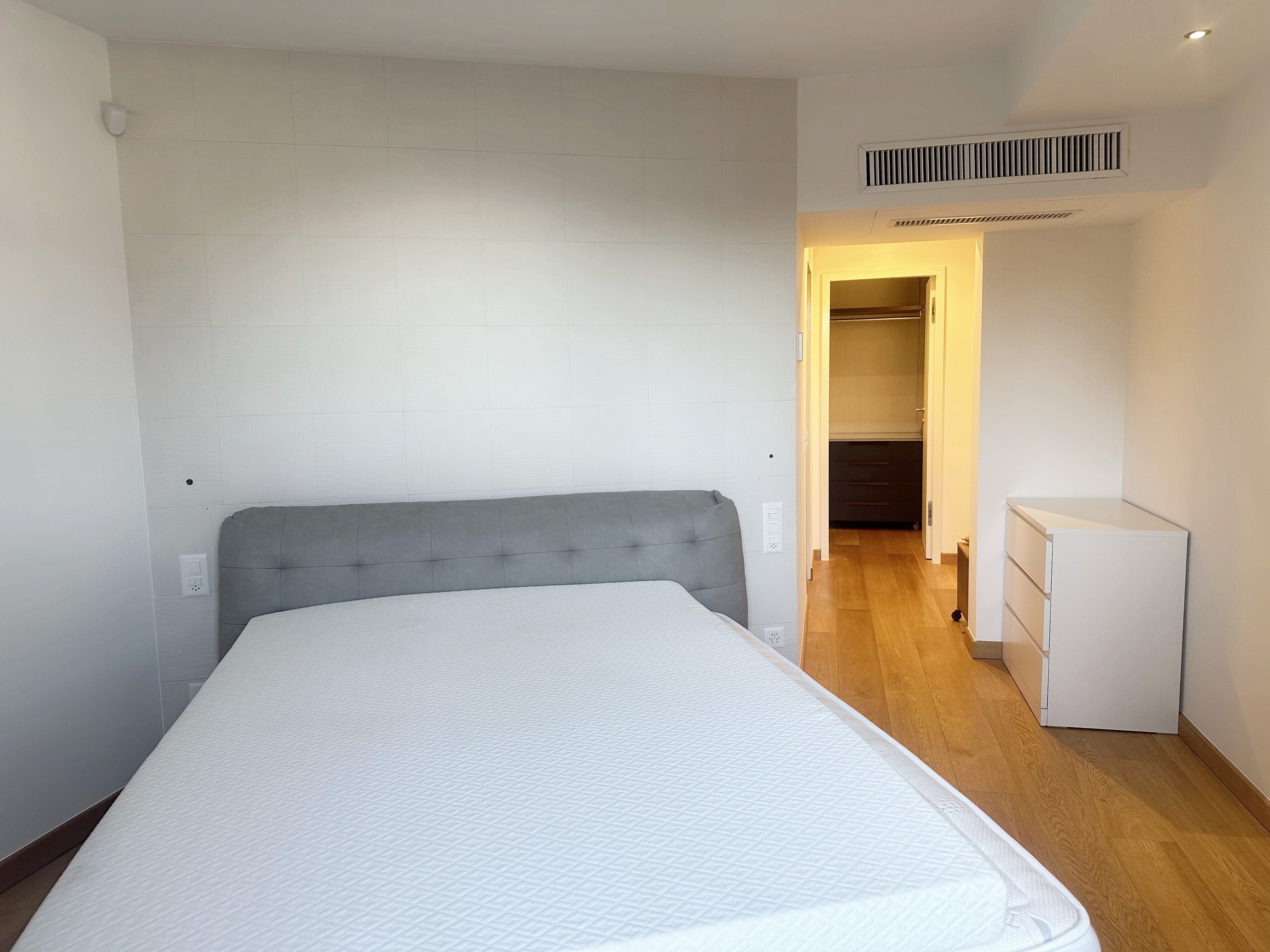 Modernes Schlafzimmer mit Einbauschrankbereich