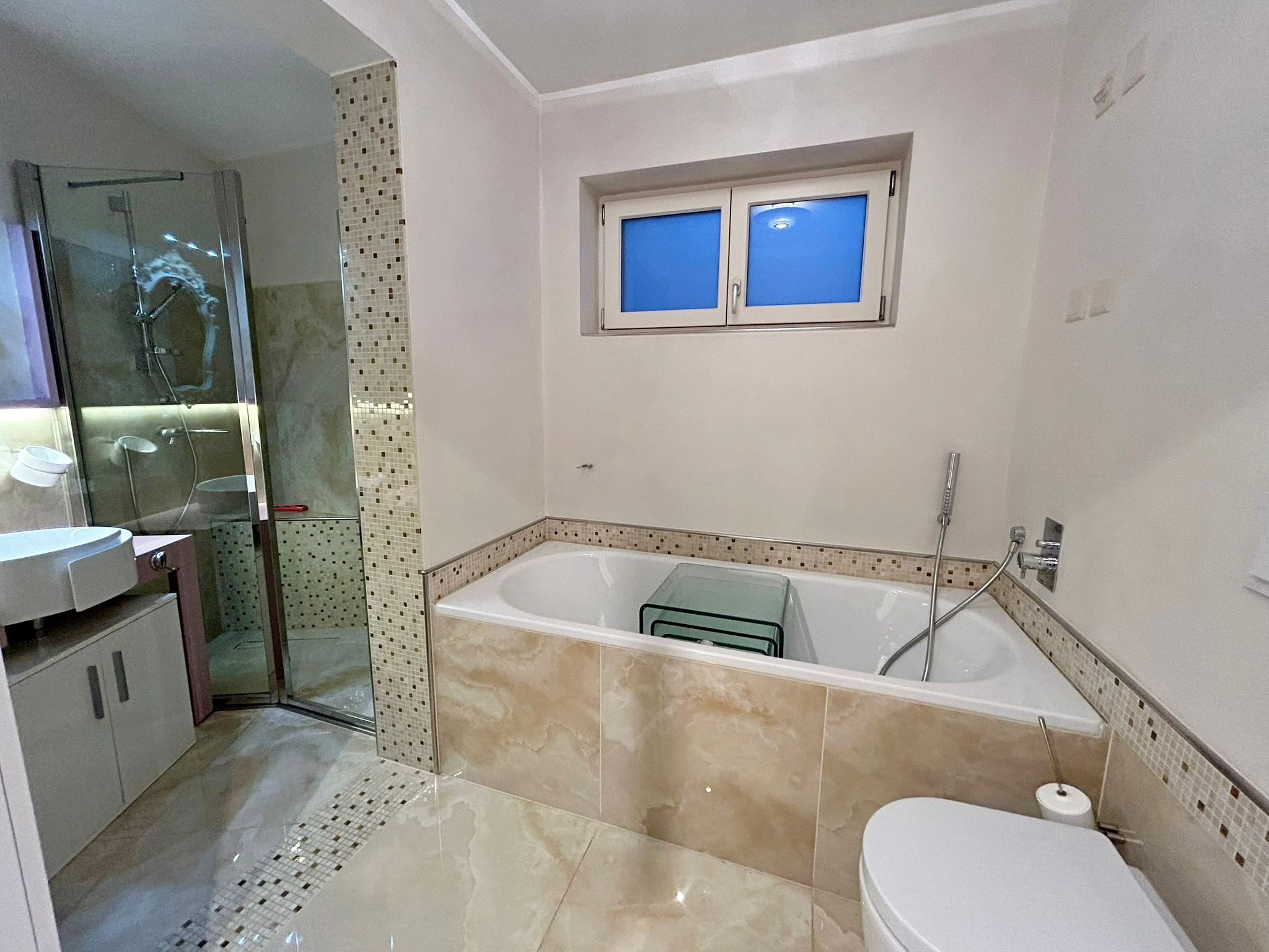 Modernes Badezimmer mit Badewanne und Dusche