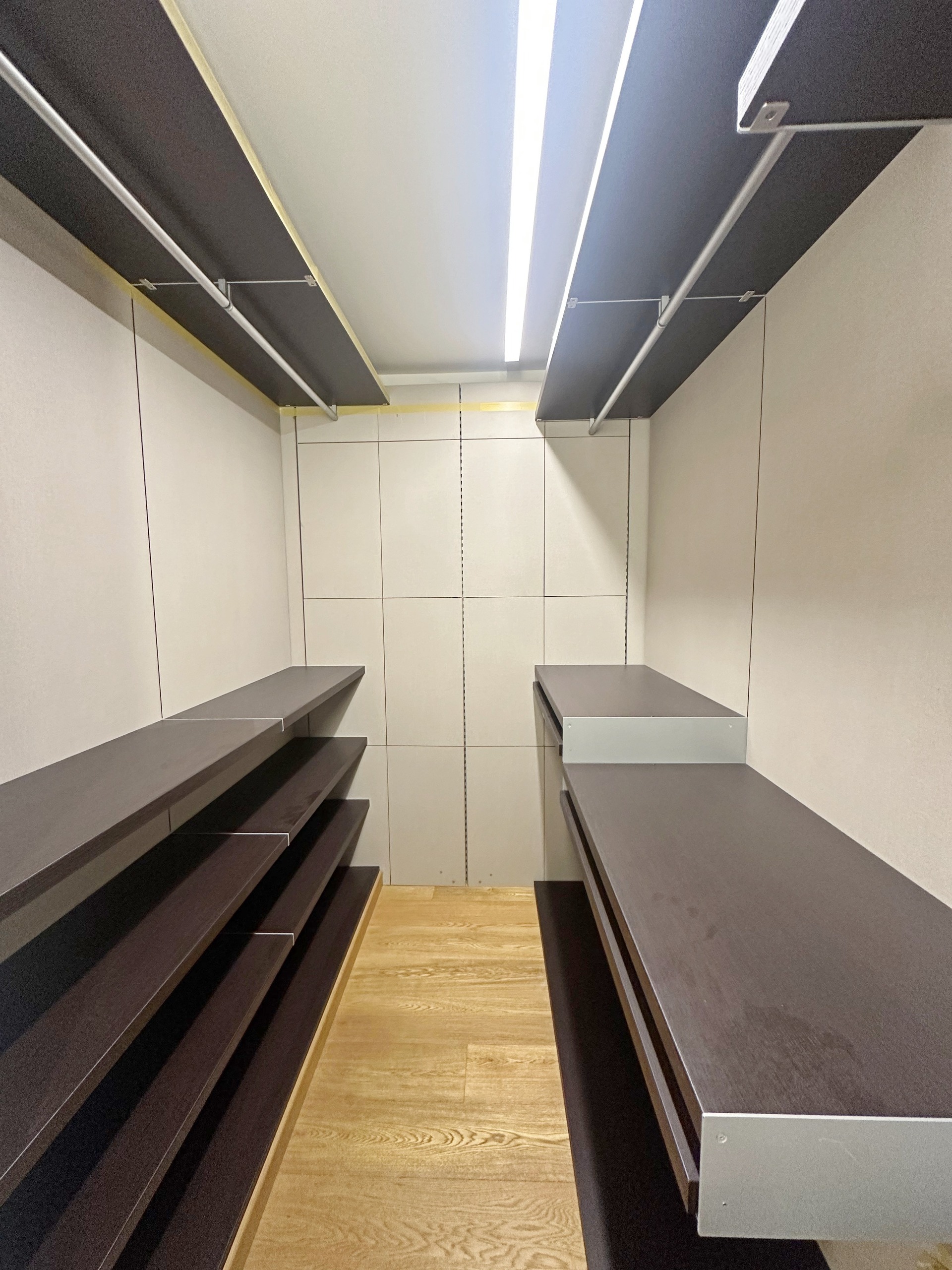 Ankleidezimmer mit Einbauregalen