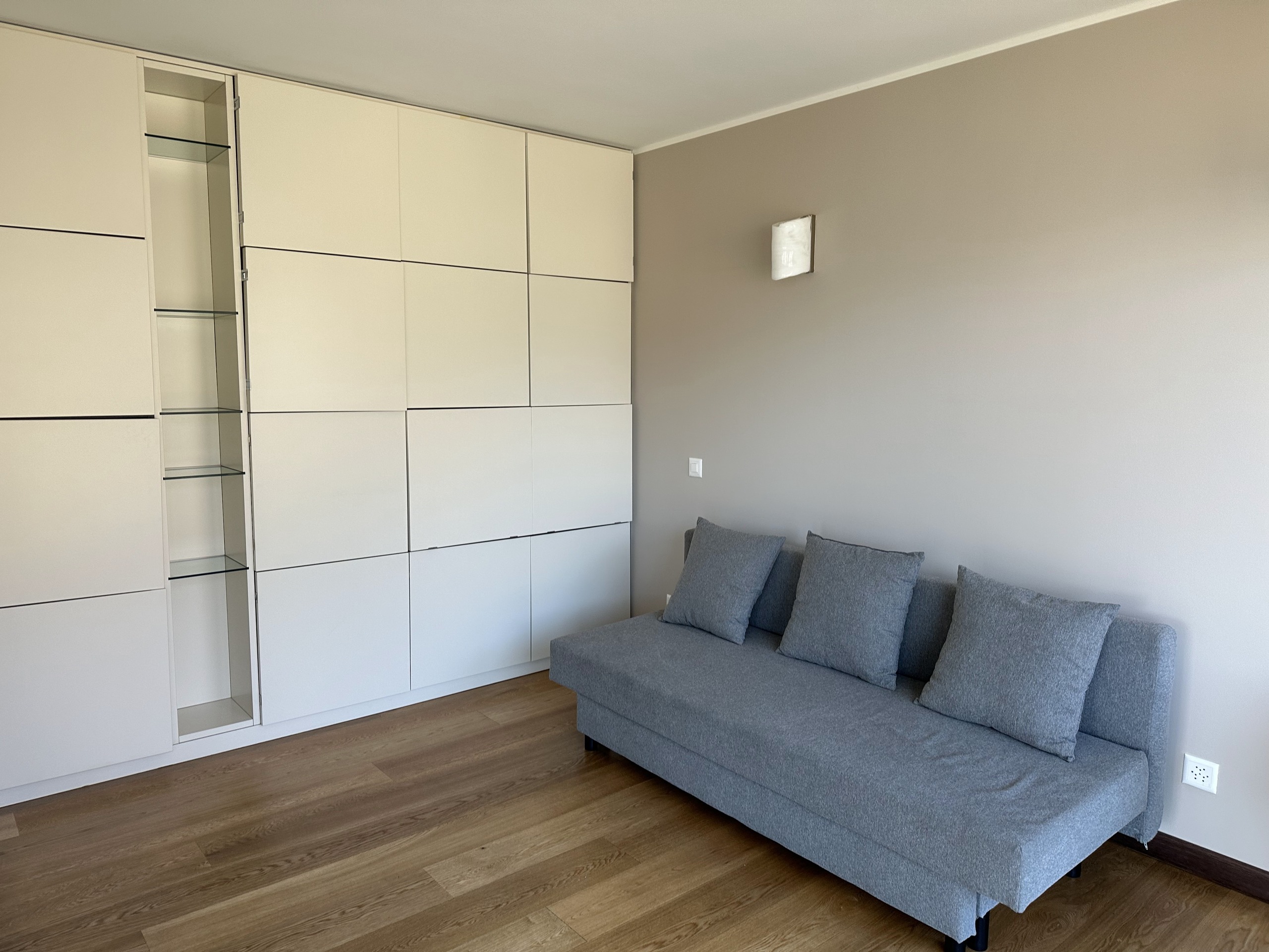 Modernes Schlafzimmer mit Einbauschrank und Sofa