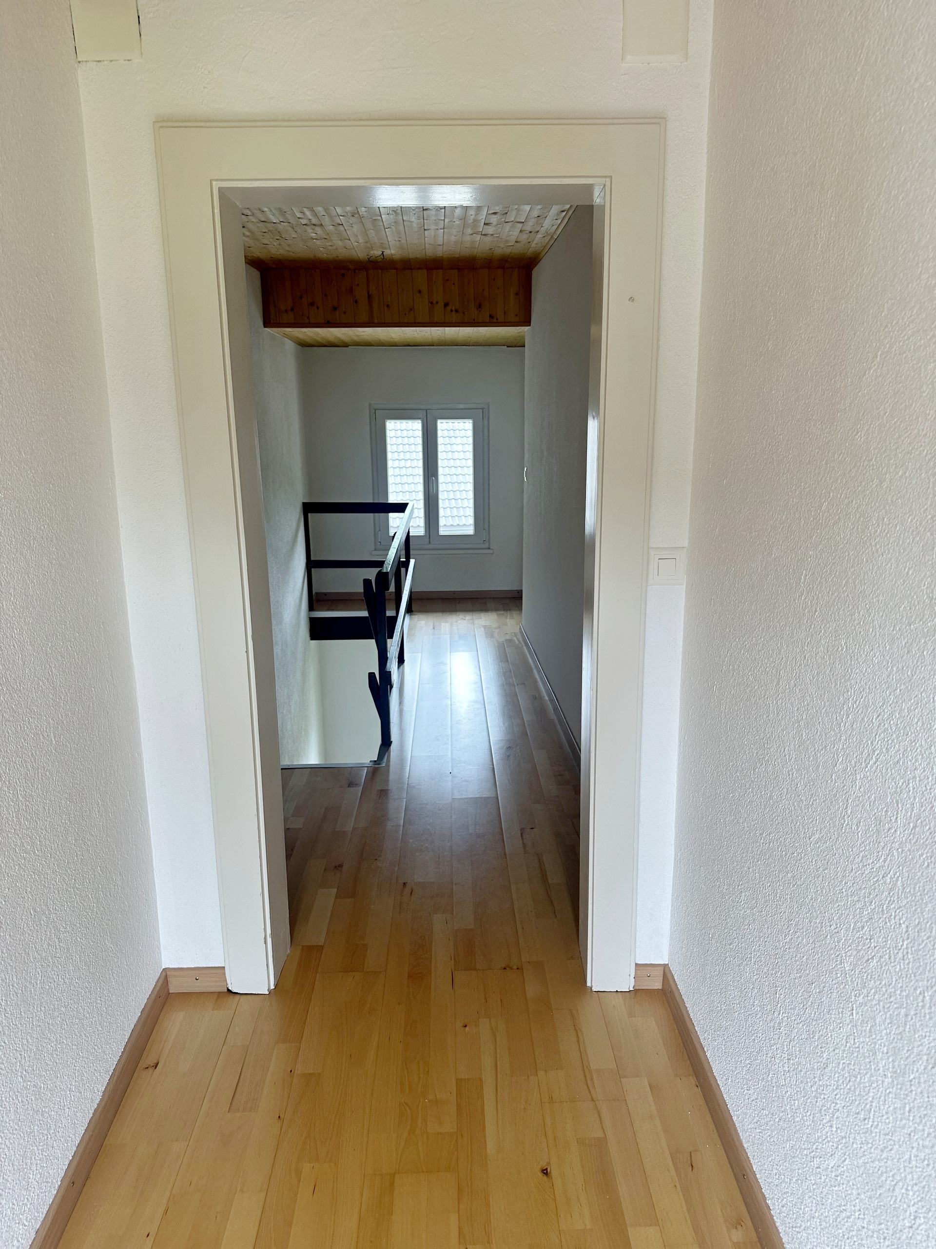 Treppenflur mit Holzfußboden