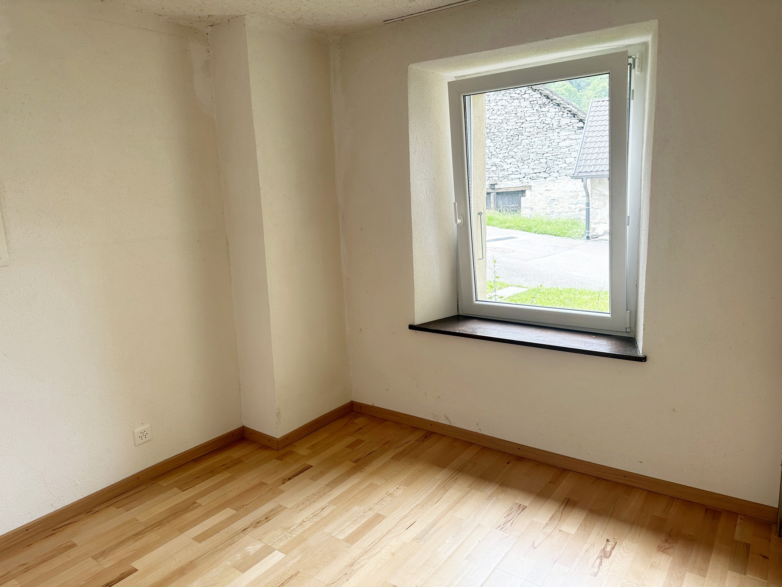 Leerer Raum mit Fenster