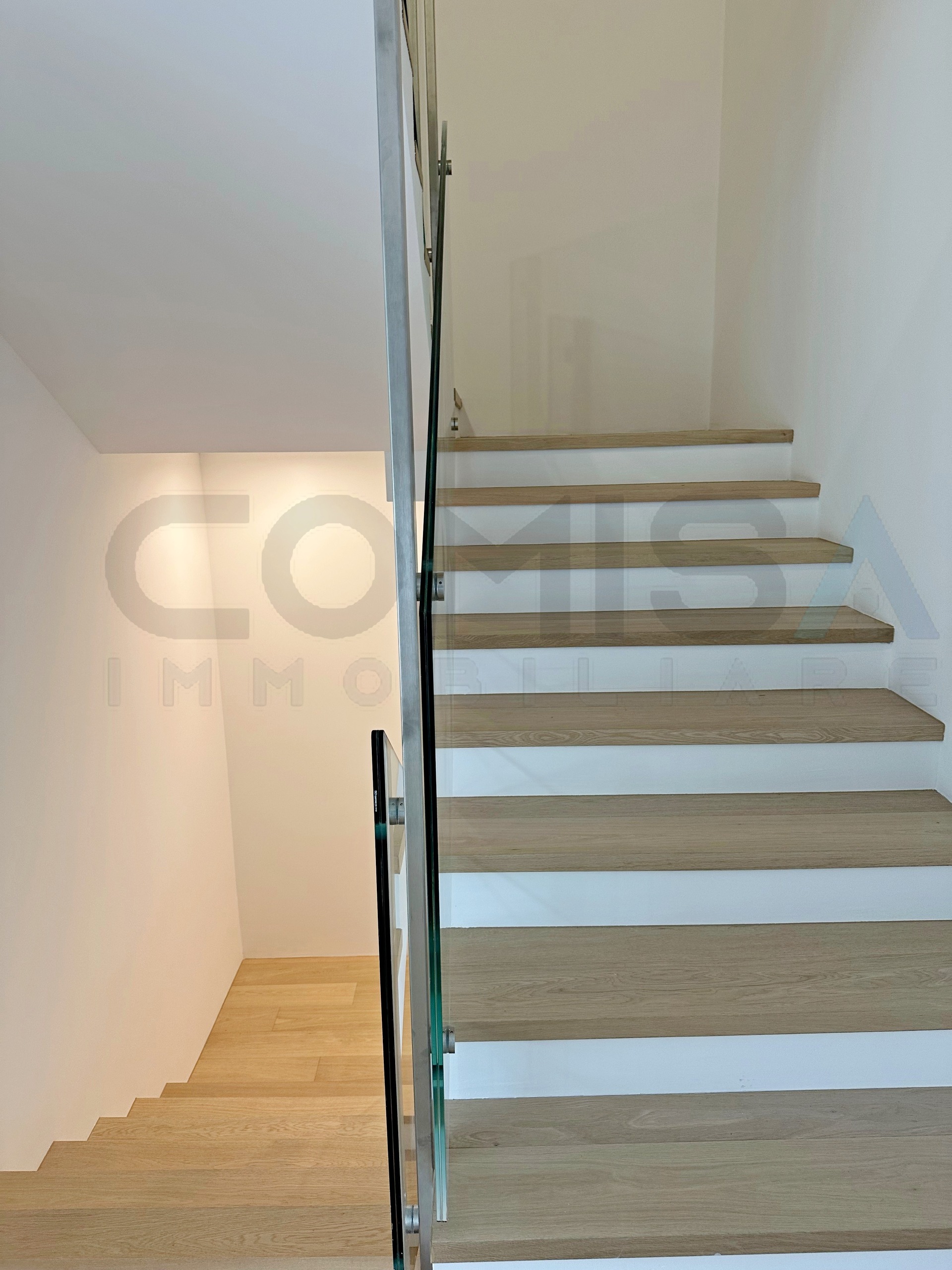 Moderne Innentreppe mit Holzstufen