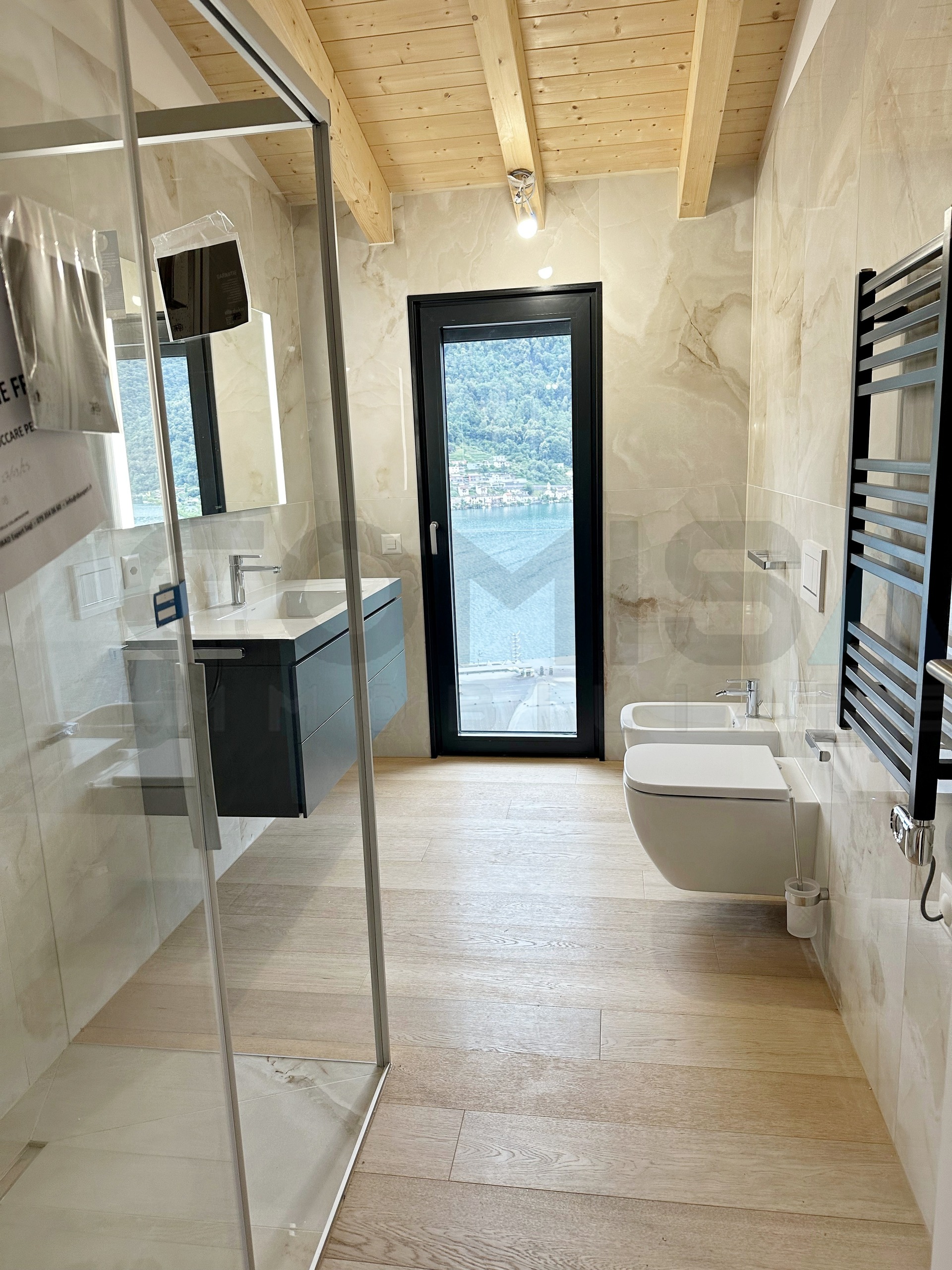 Modernes Badezimmer mit Seeblick