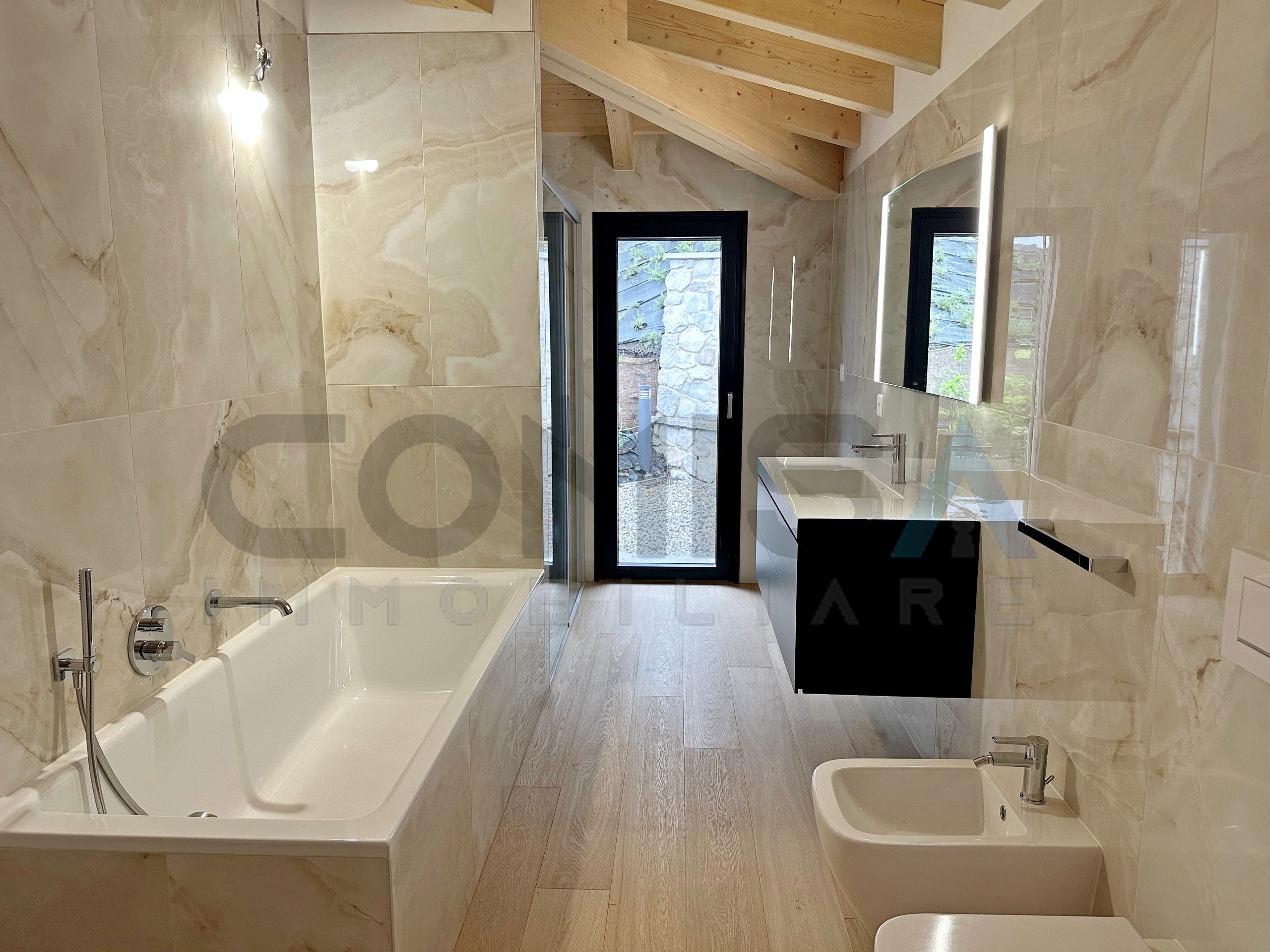 Luxuriöses Badezimmer mit Badewanne und Waschtisch