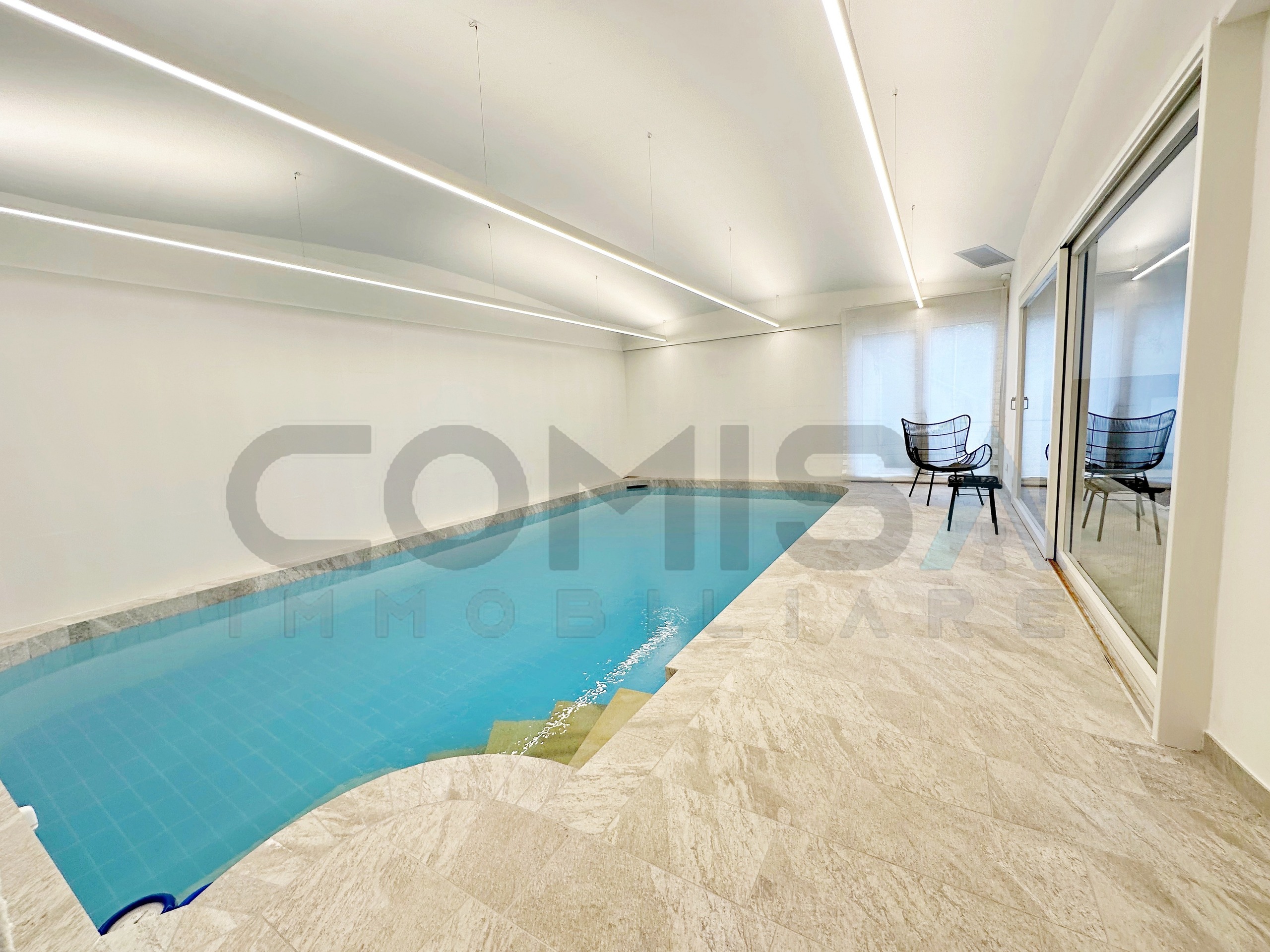 Innenpool mit heller Relaxzone