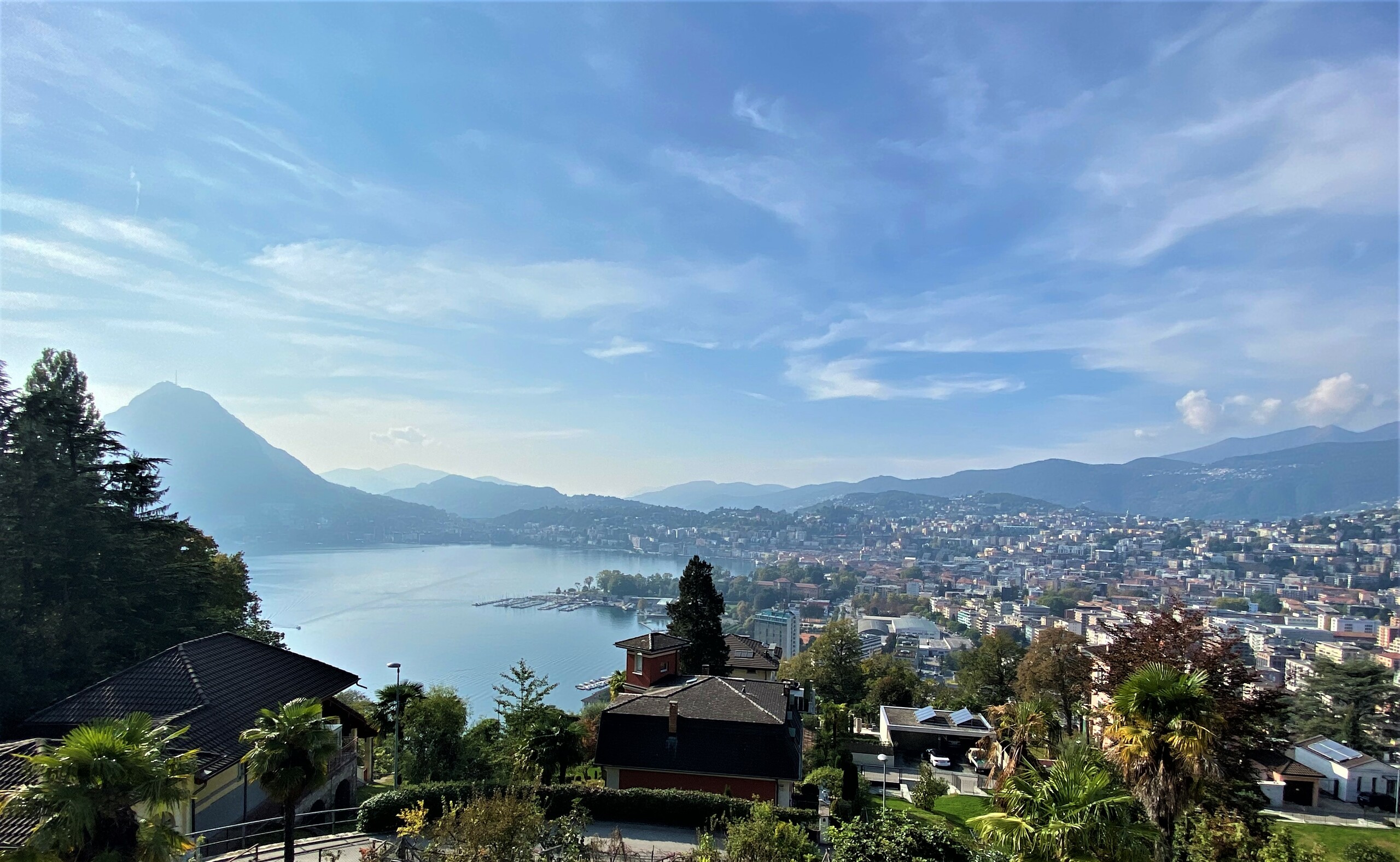 Panoramablick über See und Stadt