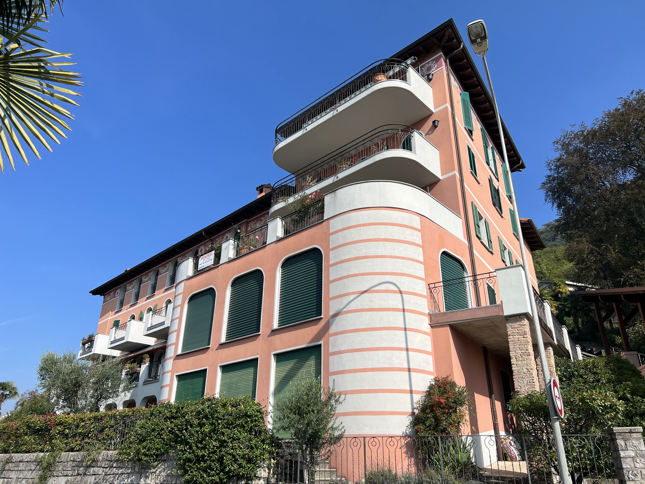 Mehrfamilienhaus mit Balkonen