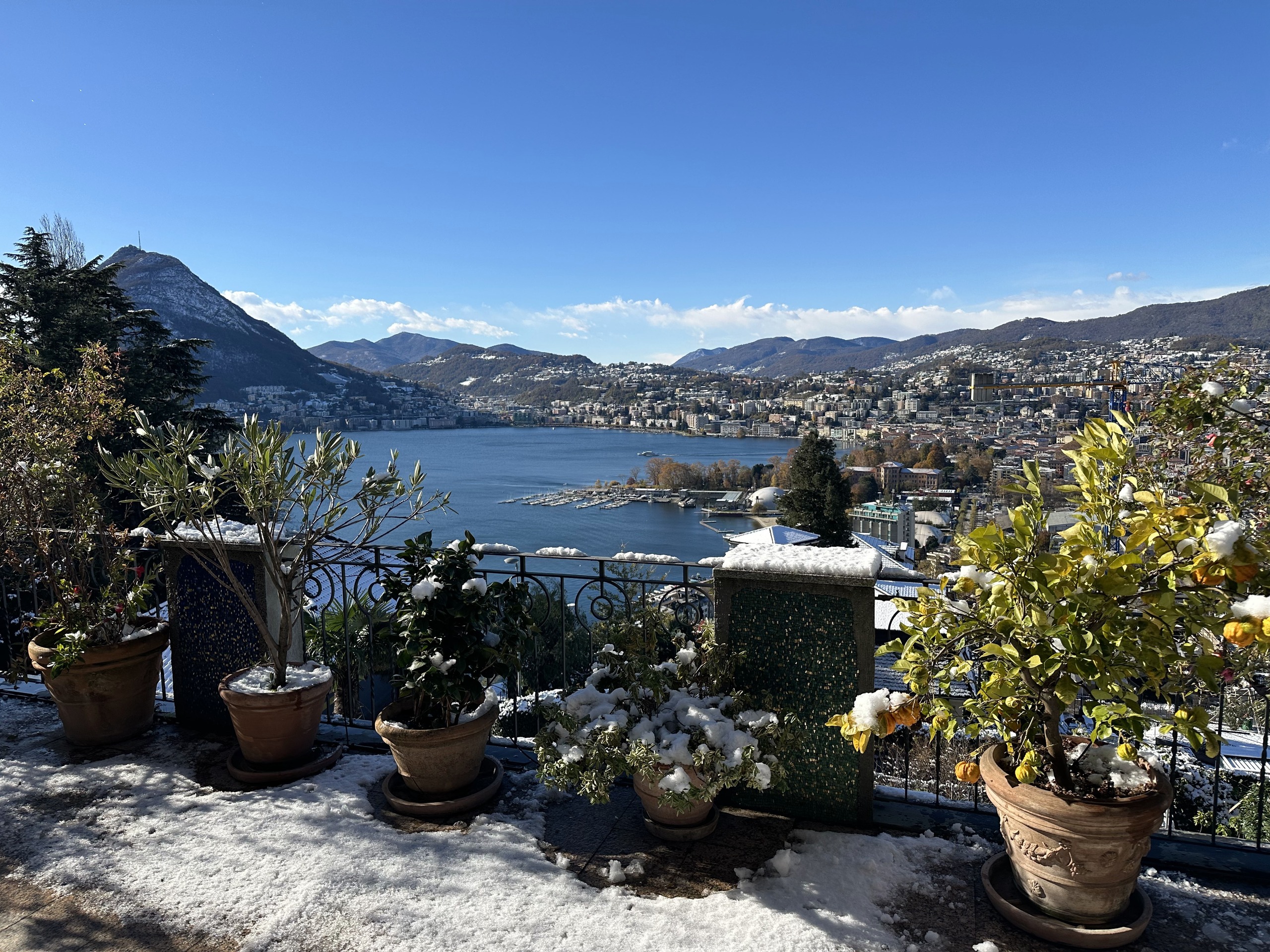 Terrasse mit Seeblick und verschneitem Panorama