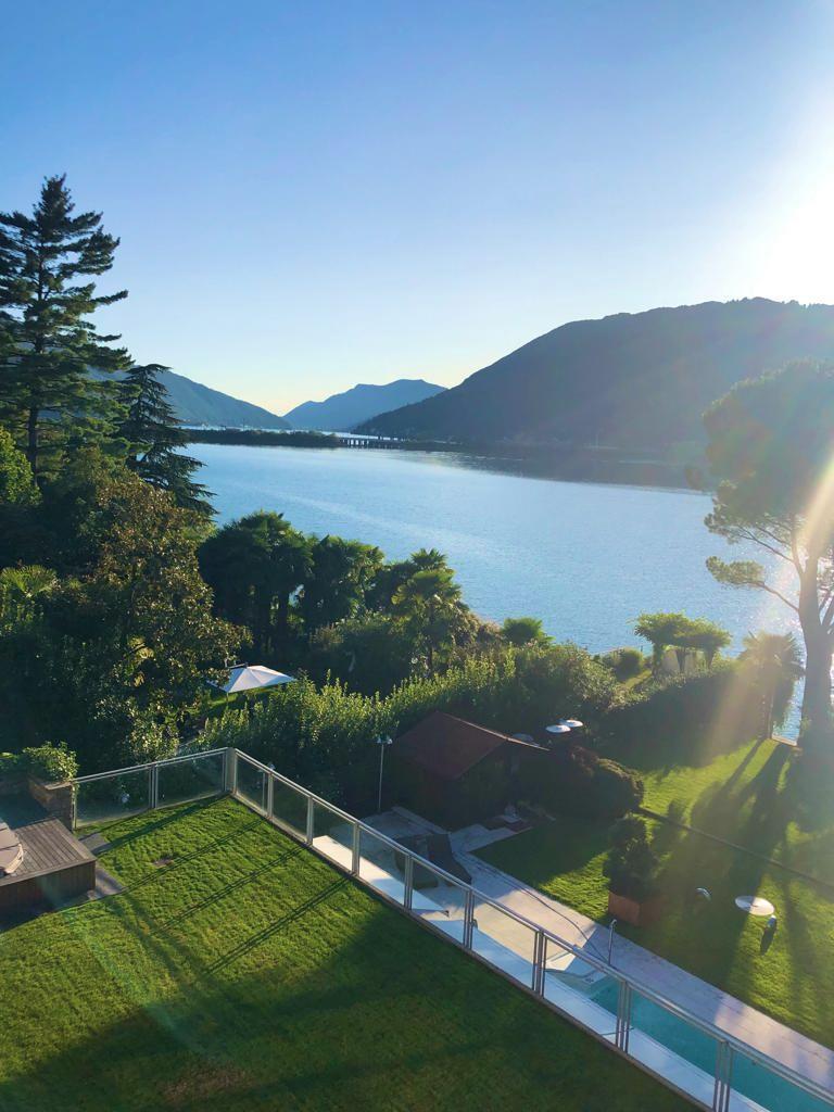 Seeblick von einer erhöhten Terrasse